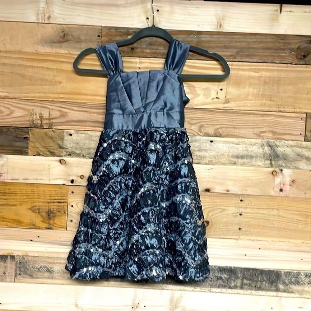 Rare Editions size 7 sleeveless elegant dress with bow detail and sequins